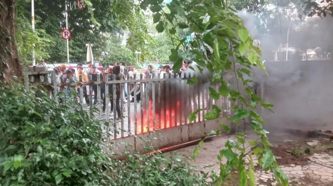 Massa pemuda-mahasiswa Timur demo di kantor LBH Jakarta. (bidik layar)