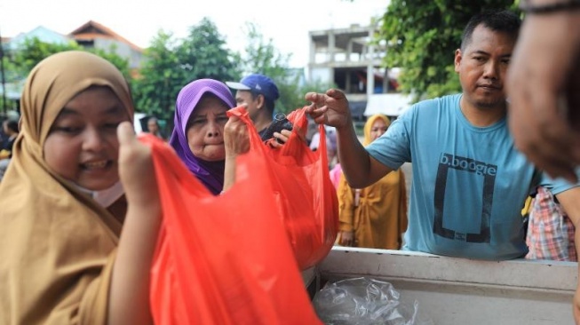 Emak-emak Rela Antre Panjang dan Panas-panasan Demi Beras SPHP