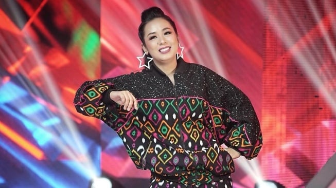 10 Gaya Stylish Soimah dari Batik, Kebaya Hip Hop sampai Setelan Jas yang Bossy