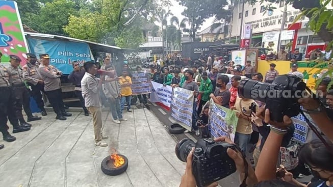 Kompak Naik Angkot, Puluhan Orang Gelar Aksi Bakar Ban saat Geruduk Kantor ICW