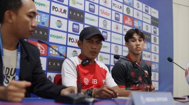 Asisten Pelatih Madura United Rakhmad Basuki saat konferensi pers. (Liga Indonesia Baru)