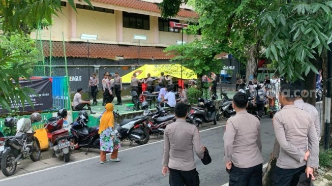 Ratusan polisi sudah berjaga di depan kantor Indonesia Corruption Watch (ICW) di kawasan Jakarta Selatan, Senin (26/2/2024) pagi. (Suara.com/Rakha)