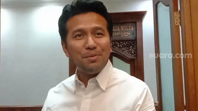 Mantan Wakil Gubernur Jawa Timur Emil Dardak bertemu calon wakil presiden (cawapres) Gibran Rakabuming Raka di Balai Kota Solo, Senin (26/2/2024). [Suara.com/Ari Welianto]