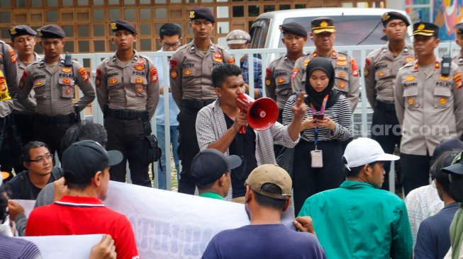 Massa yang tergabung dalam Forum Masyarakat Pemuda Mahasiswa Timur Cinta NKRI saat menggelar aksi di depan kantor Indonesia Corruption Watch (ICW), Jakarta, Senin (26/2/2024). [Suara.com/Alfian Winanto]