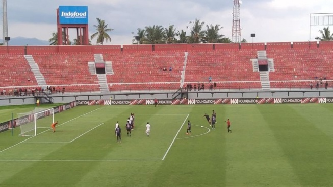 Pemain Arema FC melakukan tendangan ke gawang Persija Jakarta pada laga ke-26 Liga 1 Indonesia 2023/2024 yang dimenangkan Arema FC dengan skor 3-2 di Stadion Kapten I Wayan Dipta, Kabupaten Gianyar, Bali, Senin (26/2/2024) ANTARA/Dewa Ketut Sudiarta Wiguna