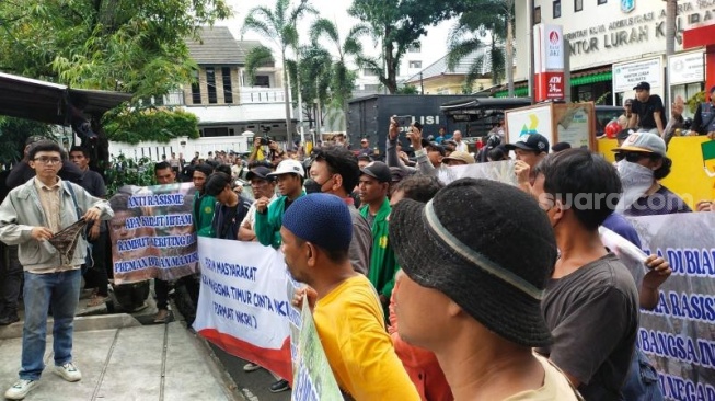 Kantor ICW di kawasan Kalibata Timur, Pancoran, Jaksel digeruduk puluhan orang yang menggelar aksi.  (Suara.com/Rakha)