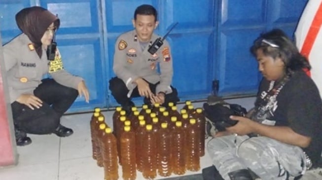 Anak Punk Resahkan Pengguna Jalan di Karanganyar, 33 Botol Miras Diamankan!