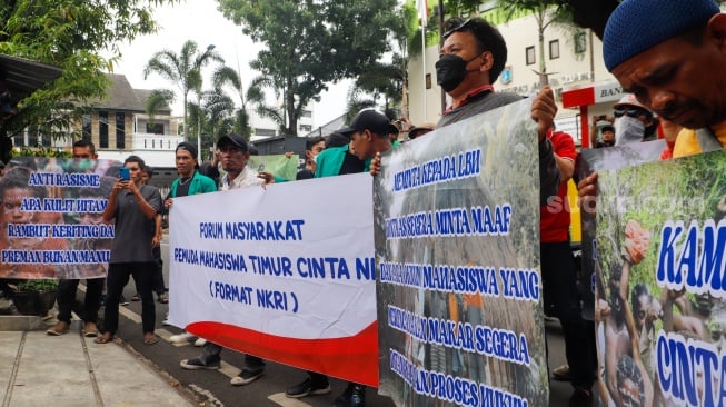 Massa yang tergabung dalam Forum Masyarakat Pemuda Mahasiswa Timur Cinta NKRI saat menggelar aksi di depan kantor Indonesia Corruption Watch (ICW), Jakarta, Senin (26/2/2024). [Suara.com/Alfian Winanto]