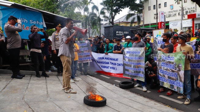 Massa yang tergabung dalam Forum Masyarakat Pemuda Mahasiswa Timur Cinta NKRI saat menggelar aksi di depan kantor Indonesia Corruption Watch (ICW), Jakarta, Senin (26/2/2024). [Suara.com/Alfian Winanto]