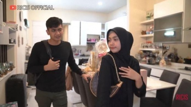 Teuku Ryan kasih hadiah tas untuk Ria Ricis. (YouTube/Ricis Official)