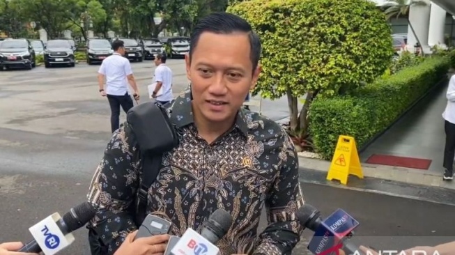 Menteri ATR/Kepala BPN Agus Harimurti Yudhoyono saat menghadiri sidang kabinet paripurna di Istana Negara, Jakarta, Senin (26/2/2024). (ANTARA/Rangga Pandu Asmara Jingga)