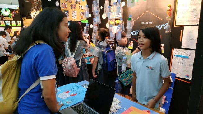 Jarang Tersorot! Si Bungsu Anak Anies Bikin Gerakan Jaga Laut dari Sampah Plastik