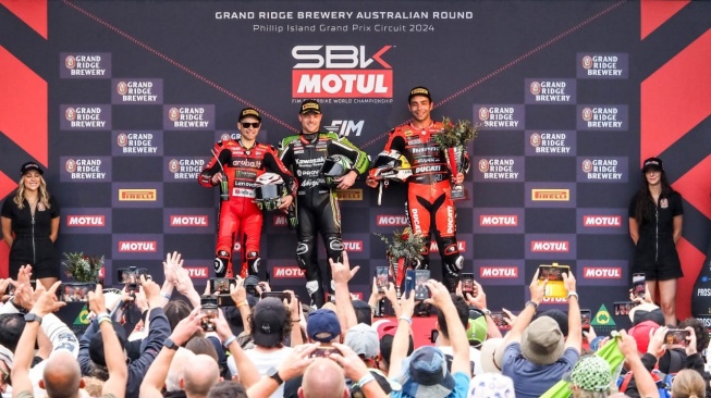 Para Juara Race 2 WSBK Australia 2024 Alex Lowes (Kawasaki Racing Team WorldSBK) (tengah), Alvaro Bautista (Aruba.it Racing – Ducati) (kiri), dan Danilo Petrucci (Barni Spark Racing Team) [WSBK Press Office].