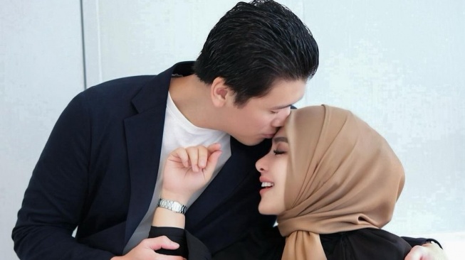 Syahrini dan Reino Barack merayakan ulang tahun pernikahan ke-5. (Instagram/ princessyahrini)