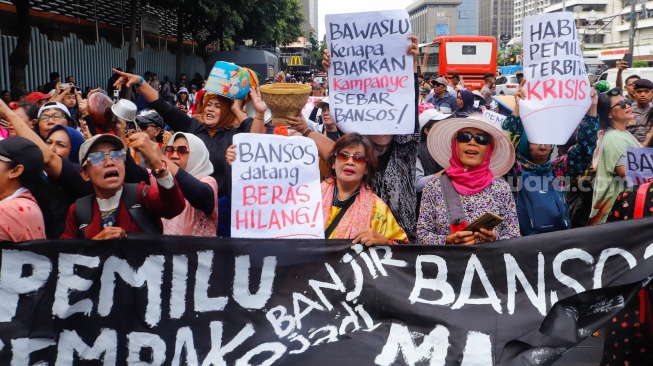 Massa yang tergabung Gerakan Keadilan Rakyat (GKR) melakukan aksi protes di depan Kantor Bawaslu, Jakarta, Selasa (27/2/2024). [Suara.com/Alfian Winanto]