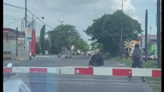 Momen Becak Motor Mogok Saat Terobos Perlintasan Kereta Api di Surabaya: Sabar Dikit Kok Susah