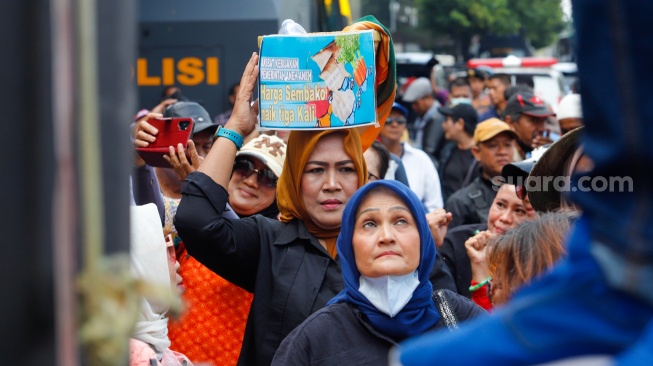 Massa yang tergabung Gerakan Keadilan Rakyat (GKR) melakukan aksi protes di depan Kantor Bawaslu, Jakarta, Selasa (27/2/2024). [Suara.com/Alfian Winanto]