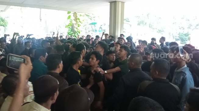 Demo Mahasiswa UP Soal Kasus Pelecehan Rektor Memanas, Saling Dorong Tak Terhindarkan