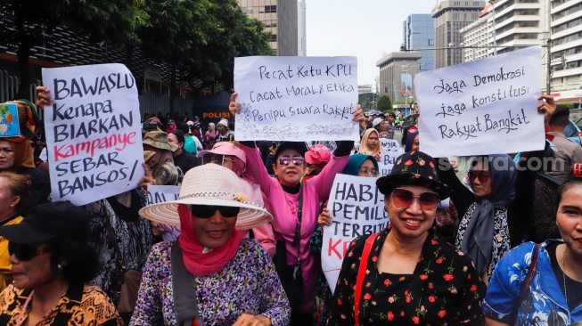 Massa yang tergabung Gerakan Keadilan Rakyat (GKR) melakukan aksi protes di depan Kantor Bawaslu, Jakarta, Selasa (27/2/2024). [Suara.com/Alfian Winanto]