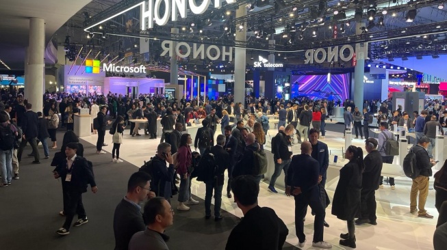 Ribuan pengunjung memadati pameran Mobile World Congress atau MWC 2024 di Barcelona, Spanyol yang digelar 26-29 Februari 2024. [Suara.com/Suwarjono]