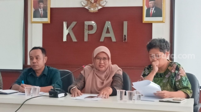 Diyah Puspitarini, Komisioner KPAI (tengah) di Kantor KPAI, Menteng, Jakarta Pusat pada Selasa (27/2/2024). [Suara.com/Rena Pangesti]