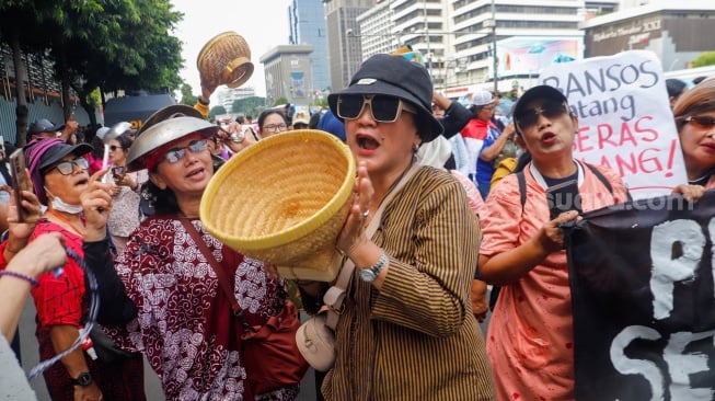 Massa yang tergabung Gerakan Keadilan Rakyat (GKR) melakukan aksi protes di depan Kantor Bawaslu, Jakarta, Selasa (27/2/2024). [Suara.com/Alfian Winanto]