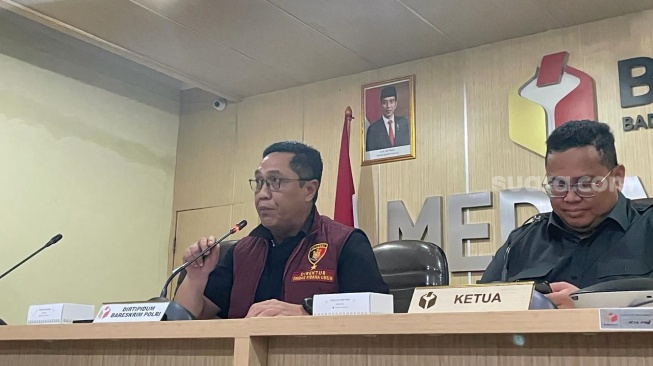 Direktur Tindak Pidana Umum (Dirtipidum) Bareskrim Polri Brigjen Djuhandani Rahardjo Puro (kiri) terkait dugaan pelanggaran pemilu di Kuala Lumpur. (Suara.com/Dea)