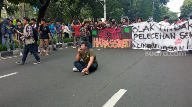 Mahasiswa Universitas Pancasila demo tuntut rektornya dicopot buntut kasus dugaan pelecehan seksual terhadap bawahannya. (Suara.com/Muhamad Iqbal Fathurahman)