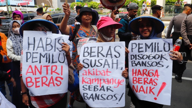 Massa yang tergabung Gerakan Keadilan Rakyat (GKR) melakukan aksi protes di depan Kantor Bawaslu, Jakarta, Selasa (27/2/2024). [Suara.com/Alfian Winanto]