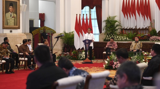 Presiden Joko Widodo (tengah) menyampaikan pengarahan dalam Sidang Kabinet Paripurna di Istana Negara, Jakarta, Senin (26/2/2024). (ANTARA FOTO/Sigid Kurniawan).