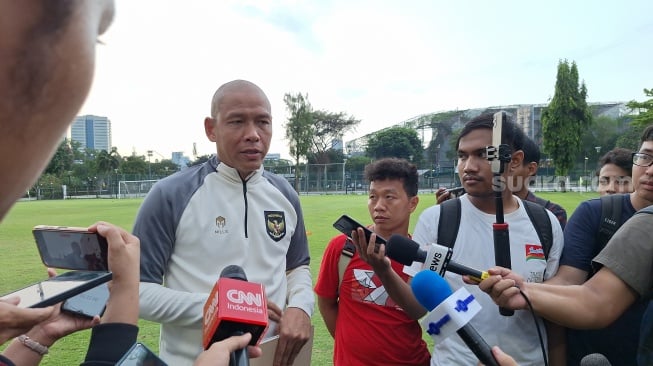 Pelatih Timnas Indonesia U-16 Nova Arianto saat ditemui seusai latihan di Lapangan A Senayan, Jakarta, Selasa (27/2/2024). (Suara.com/Adie Prasetyo Nugraha).