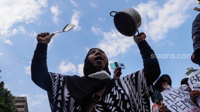 Massa yang tergabung Gerakan Keadilan Rakyat (GKR) melakukan aksi protes di depan Kantor Bawaslu, Jakarta, Selasa (27/2/2024). [Suara.com/Alfian Winanto]