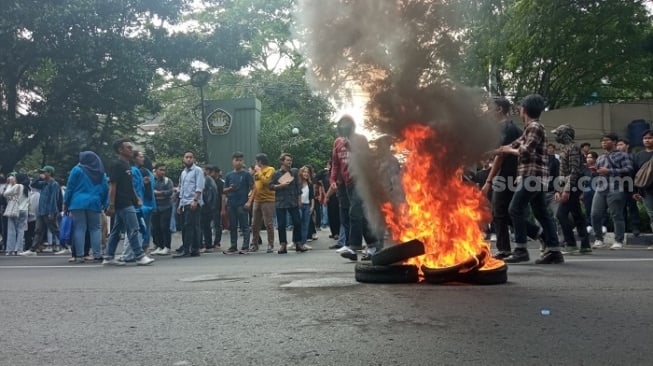 Sang Rektor Prof Edie Urung Dicopot Buntut Diduga Cabuli Bawahan, Mahasiswa UP Demo Tutup Jalan hingga Bakar Ban