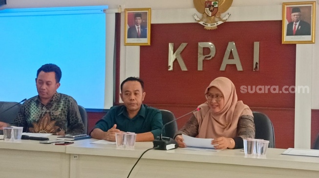 Diyah Puspitarini, Komisioner KPAI (tengah) di Kantor KPAI, Menteng, Jakarta Pusat pada Selasa (27/2/2024). [Suara.com/Rena Pangesti]