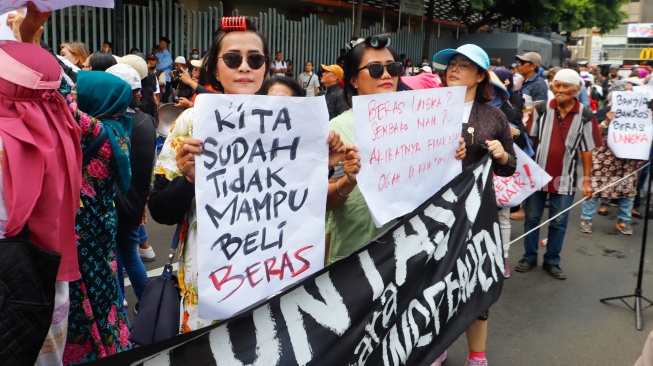 Massa yang tergabung Gerakan Keadilan Rakyat (GKR) melakukan aksi protes di depan Kantor Bawaslu, Jakarta, Selasa (27/2/2024). [Suara.com/Alfian Winanto]