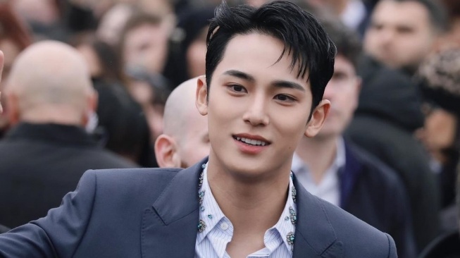 Debut Mingyu SEVENTEN di Paris Fashion Week Kenakan Busana Dior