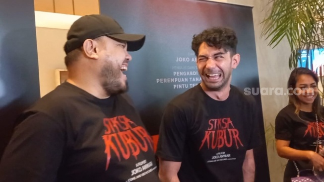 Sutradara Joko Anwar dan Reza Rahadian di konferensi pers film "Siksa Kubur" di kawasan Kuningan, Jakarta Selatan, Rabu (28/2/2024). [Suara.com/Tiara Rosana]