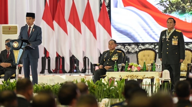 Presiden Joko Widodo (kiri) memberikan sambutan tentang penganugerahan Jenderal TNI Kehormatan kepada Menteri Pertahanan Prabowo Subianto (kanan) disaksikan Panglima TNI Jenderal TNI Agus Subianto (tengah) dalam Rapat Pimpinan (Rapim) TNI dan Polri Tahun 2024 di Mabes TNI, Jakarta, Rabu (28/2/2024). [ANTARA FOTO/Bayu Pratama S].