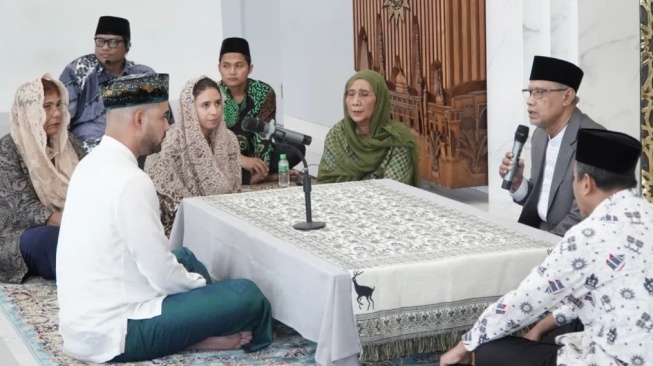 Ketum Muhammadiyah Haedar Nashir bimbing pembacaan syahadat calon menantu Susi Pudjiastuti. [Dok.muhammadiyah.or.id]