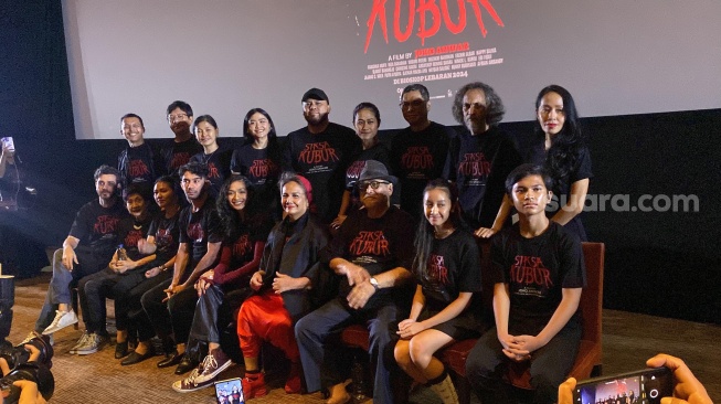 Para pemeran dan film maker film Siksa Kubur di acara konferensi pers rilis poster di kawasan Kuningan, Jakarta Selatan, Rabu (28/2/2024). [Suara.com/Tiara Rosana]