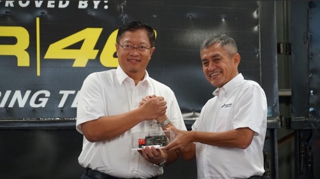 Seremoni diresmikannya kerja sama dengan penyerahan simbolis miniatur gudang dan armada kepada Patra Logistik dan Elnusa Petrofin [Pertamina Lubricants].