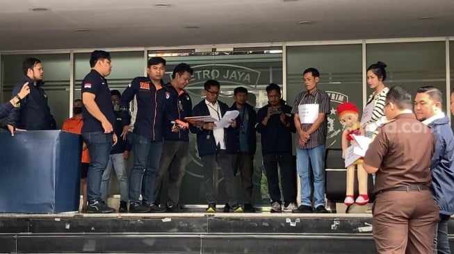 Suasana giat rekonstruksi kematian putra Tamara Tyasmara, Dante, yang menghadirkan tersangka Yudha Arfandi di Polda Metro Jaya, Jakarta, Rabu (28/2/2024)[Suara.com/Adiyoga Priyambodo]