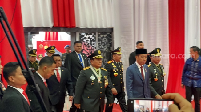 Menhan Prabowo Subianto resmi menyandang pangkat Jenderal Kehormatan yang disematkan oleh Presiden Joko Widodo (Jokowi) di Mabes TNI, Cilangkap, Jakarta Timur, Rabu (28/2/2024). (Suara.com/Novian)