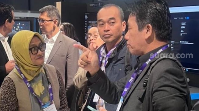 Pemimpin Redaksi Suara.com, Suwarjono (kanan) tengah berbincang dengan Presiden Direktur PT XL Axiata, Dian Siswarini (kiri) di Gelaran Mobile World Congress (MWC) 2024 Barcelona, mulai Senin 26 Februari hingga Kamis 29 Februari 2024. [Suara.com/Suwarjono]