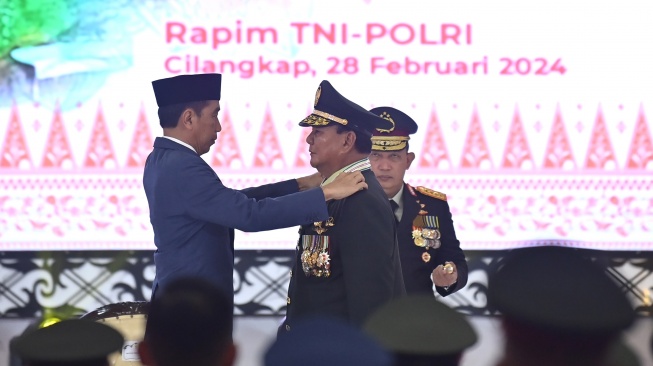 Presiden Joko Widodo (kiri) menyematkan pangkat Jenderal TNI Kehormatan kepada Menteri Pertahanan Prabowo Subianto (tengah) disaksikan Kapolri Jenderal Pol Listyo Sigit Prabowo dalam Rapat Pimpinan (Rapim) TNI dan Polri Tahun 2024 di Mabes TNI, Cilangkap, Jakarta Timur, Rabu (28/2/2024). [ANTARA FOTO/Sigid Kurniawan].