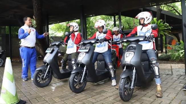 Instruktur Safety Riding Astra Honda menjelaskan cara berkendara dengan sepeda motor listrik yang aman dan nyaman kepada para peserta edukasi di Ancol, Jakarta Utara (28/2/2024) [PT Astra Honda Motor].