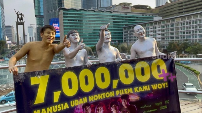 Pemain film Agak Laen (Boris Bokir, Indra Jegel, Bener Dion dan Oki Rengga) saat menjadi manusia silver di Halte Transjakarta Bundaran HI, Jakarta Pusat pada Selasa (27/2/2024) [Suara.com/Rena Pangesti]