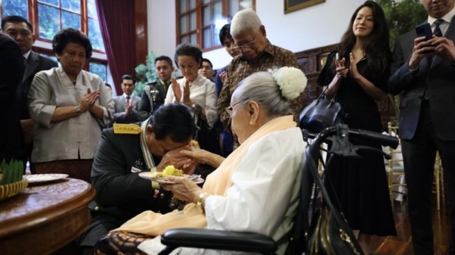 Syukuran di Kertanegara, Prabowo Potong Tumpeng dan Sungkem Usai Dapat Jenderal Kehormatan