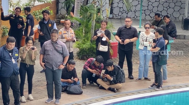 Suasana rekonstruksi peristiwa ditenggelamkannya anak Tamara Tyasmara, Dante, di Taman Air Tirtamas, Pondok Kelapa, Jakarta, Rabu (28/2/2024) [Suara.com/Adiyoga Priyambodo]