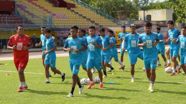 Sejumlah pemain Malut United menjalani sesi latihan jelang aga Semifinal leg 2 antara Malut United dan tuan rumah Semen Padang berlangsung di Stadion H. Agus Salim pada 29 Februari 2024 pukul 15.00 WIB. Rabu (28/2/2024). ANTARA/HO- Humas Malut United (Abdul Fatah)